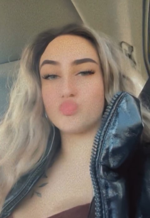 CreamyEvip-blowing-a-kiss